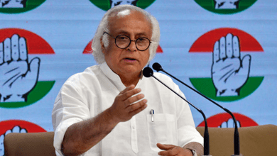 Modi Ghana जाते समय विमान में बैठे, कांग्रेस रैली पृष्ठभूमि में"