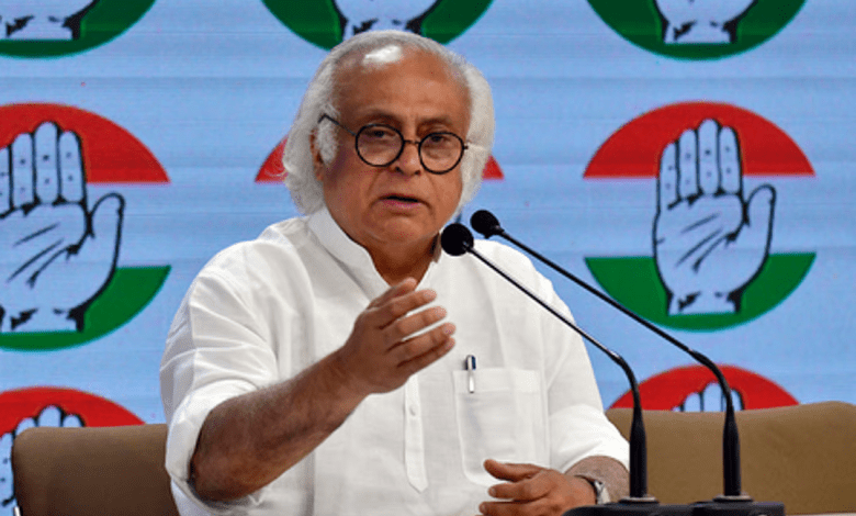 Modi Ghana जाते समय विमान में बैठे, कांग्रेस रैली पृष्ठभूमि में"