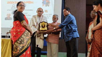 आर.बी.वी.आर.आर. विमेन्स कॉलेज दीक्षारंभ 2025 के दौरान मंच दृश्य