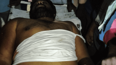 दलित कांग्रेस नेता की हत्या पर शोक जताते लोग और पुलिस जांच