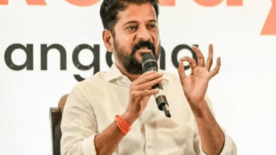 रेड्डी विस्फोट स्थल पर सिगाची फार्मा प्लांट का निरीक्षण करते हुए