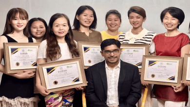 चीन में आयुर्वेदिक उपचार करते भारतीय चिकित्सक दंपती का दृश्य