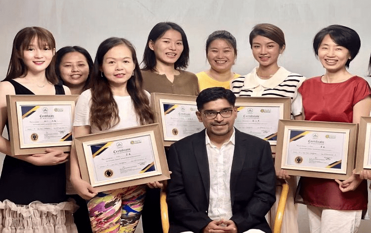 चीन में आयुर्वेदिक उपचार करते भारतीय चिकित्सक दंपती का दृश्य