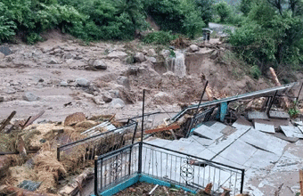 हिमाचल मंडी में बादल फटने के बाद क्षतिग्रस्त पुल व सड़क