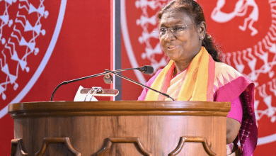 राष्ट्रपति द्रौपदी मुर्मू आदिकवि सरला दास की जयंती समारोह में Kalinga Ratna पुरस्कार प्रदान करते हुए”