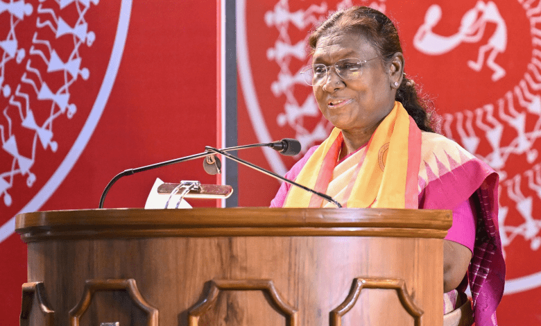 राष्ट्रपति द्रौपदी मुर्मू आदिकवि सरला दास की जयंती समारोह में Kalinga Ratna पुरस्कार प्रदान करते हुए”