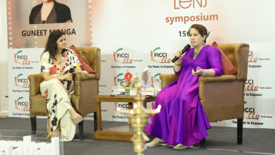 गुनीत मोंगा महिला निर्देशकों को समर्थन करते हुए मंच पर बोलती हुईं