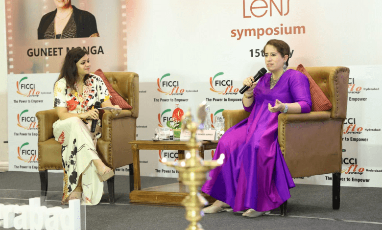 गुनीत मोंगा महिला निर्देशकों को समर्थन करते हुए मंच पर बोलती हुईं