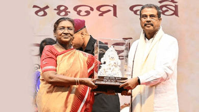 राष्ट्रपति द्रौपदी मुर्मू मंच पर धर्मेंद्र प्रधान को पुरस्कार देते हुए