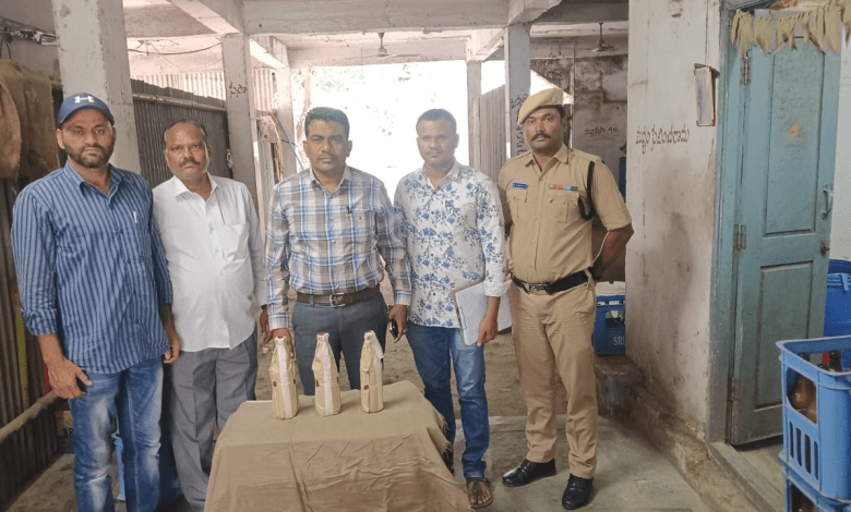 धूलपेट में आबकारी पुलिस द्वारा मिलावटी सेन्धी की जब्ती