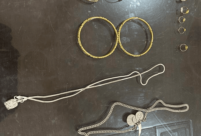 दो युवकों को गिरफ्तार किया, जिनके पास से भाई के कमरे से चोरी किए