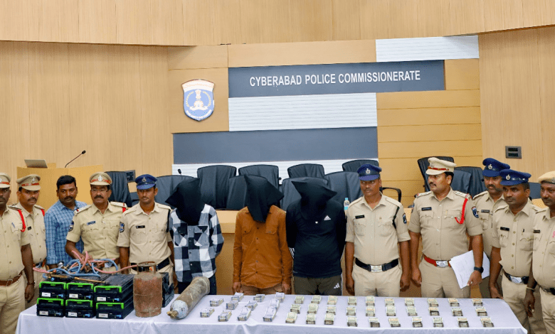 ATM सेंटर चोरी गिरोह से गिरफ्तार तीन युवक, बरामद नकदी और उपकरण”