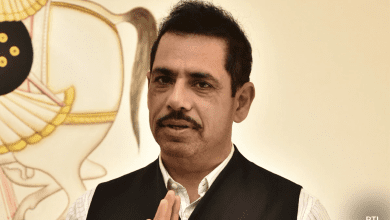 रॉबर्ट वाड्रा ED कार्यालय के बाहर मीडिया से घिरे"