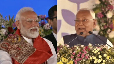 पीएम मोदी और सीएम नीतीश खुले वाहन में मोतिहारी रोड शो करते हुए"