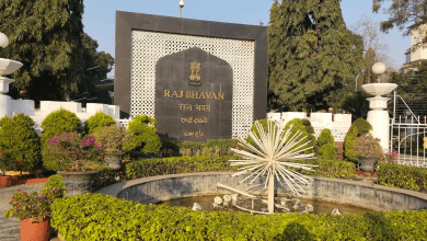 राजभवन, हैदराबाद में शपथ ग्रहण समारोह में न्यायमूर्ति अपरेश कुमार सिंह और राज्यपाल जिश्नु देव वर्मा मंच पर”