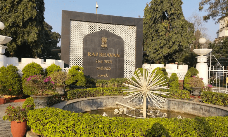 राजभवन, हैदराबाद में शपथ ग्रहण समारोह में न्यायमूर्ति अपरेश कुमार सिंह और राज्यपाल जिश्नु देव वर्मा मंच पर”