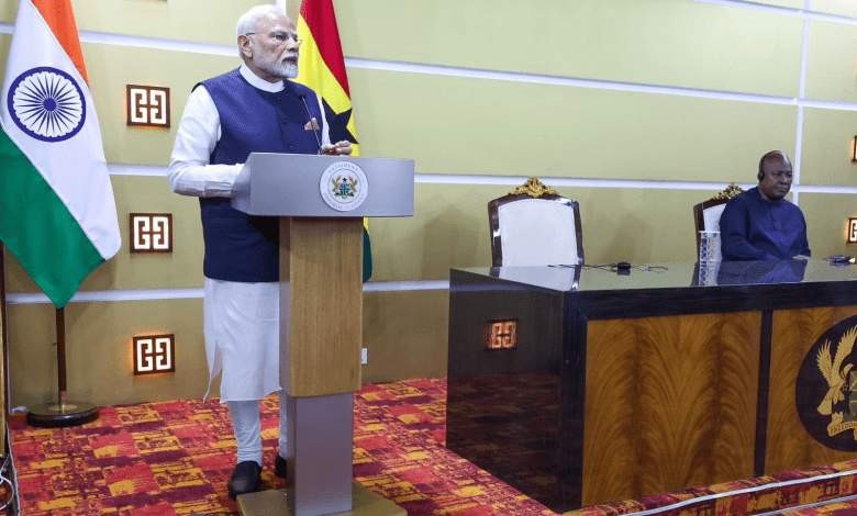 प्रधानमंत्री नरेंद्र मोदी और राष्ट्रपति महामा द्विपक्षीय वार्ता के दौरान प्रधानमंत्री नरेंद्र मोदी और राष्ट्रपति महामा द्विपक्षीय वार्ता के दौरान