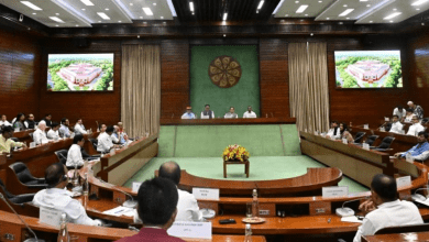 विपक्षी दल संसद मानसून सत्र से पहले सर्वदलीय बैठक में चर्चा करते हुए