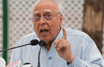 कपिल सिब्बल पत्रकारों से बोलते हुए”