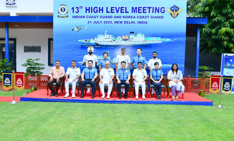 13वीं उच्च स्तरीय बैठक के दौरान ICG व KCG अधिकारी वार्ता करते हुए”