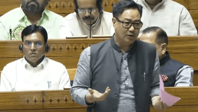 रिजिजू ने कहा—‘बैन नहीं, अनुमति थी पर रोका गया प्रदर्शन’