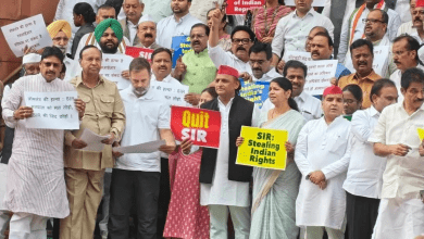 संसद भवन में मतदाता सूची पुनरीक्षण विरोध के बीच कार्यवाही स्थगित का दृश्य