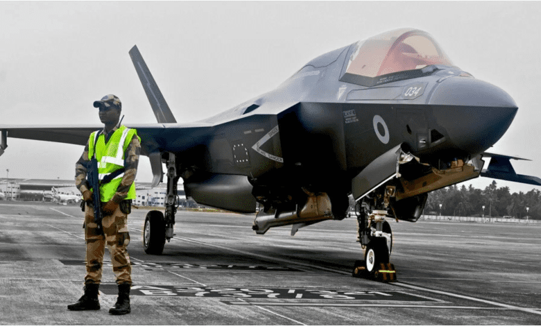 केरल एयरपोर्ट से मरम्मत के बाद ब्रिटिश F‑35B लड़ाकू जेट उड़ान भरता हुआ