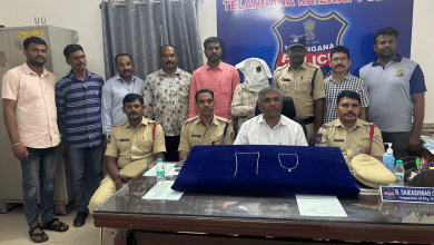 सिकंदराबाद रेलवे स्टेशन के बाहर गिरफ्तार आरोपी मोतीलाल को ले जाती हुई पुलिस