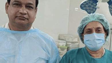 आईएएस सब्यसाची घोष नेत्र अस्पताल के भीतर आँख की सर्जरी करवाते हुए