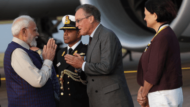 पीएम मोदी लंदन एयरपोर्ट पर मुंबई से आगमन करते हुए