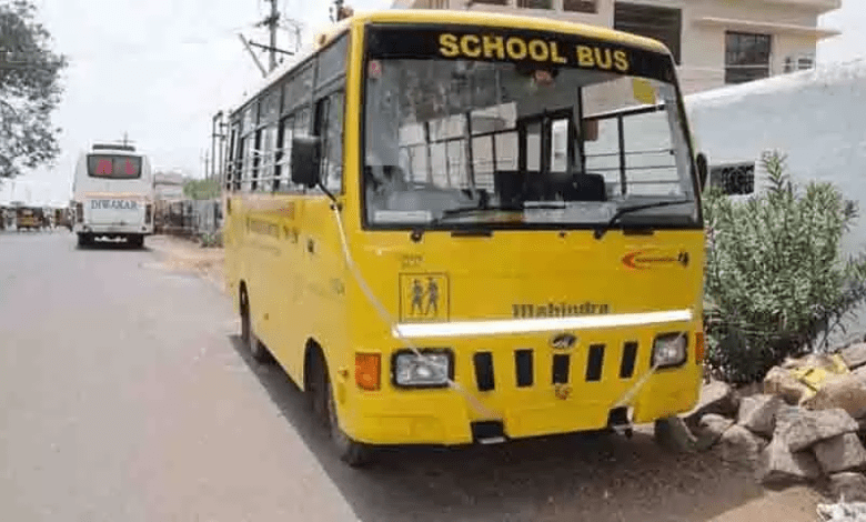 “IS सदन चौराहे पर स्कूल वाहन चालक का नशा जांच अभियान”