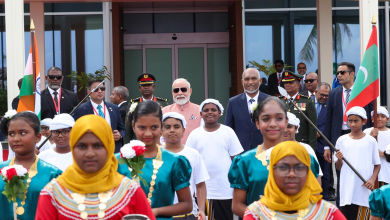 मालदीव के एयरपोर्ट पर प्रधानमंत्री मोदी का स्वागत करते राष्ट्रपति मुइज्जू