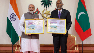 पीएम मोदी और राष्ट्रपति मुइज्जू भारत-मालदीव डाक टिकट जारी करते हुए
