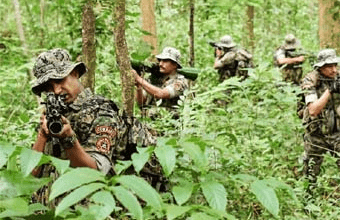 झारखंड में मुठभेड़ के बाद सुरक्षाबलों द्वारा कब्जे में लिए गए हथियार