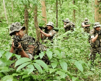 झारखंड में मुठभेड़ के बाद सुरक्षाबलों द्वारा कब्जे में लिए गए हथियार