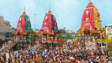 पुरी में श्री जगन्नाथ की भव्य रथ यात्रा के दौरान खींचे जा रहे रथ का दृश्य