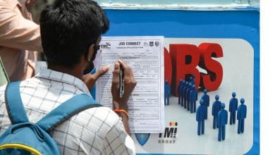 तेजी से बढ़ती अर्थव्यवस्था के बावजूद भारत में बेरोजगारी एक बड़ा संकट