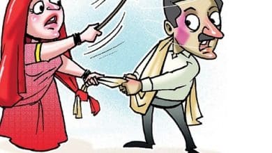 पत्नी के नीचे दबा चोर और चप्पल ढूंढता पति