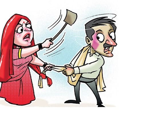 पत्नी के नीचे दबा चोर और चप्पल ढूंढता पति