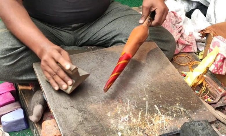 लाख की चूड़ियाँ बनाती हुई राजस्थान की महिला कारीगरें