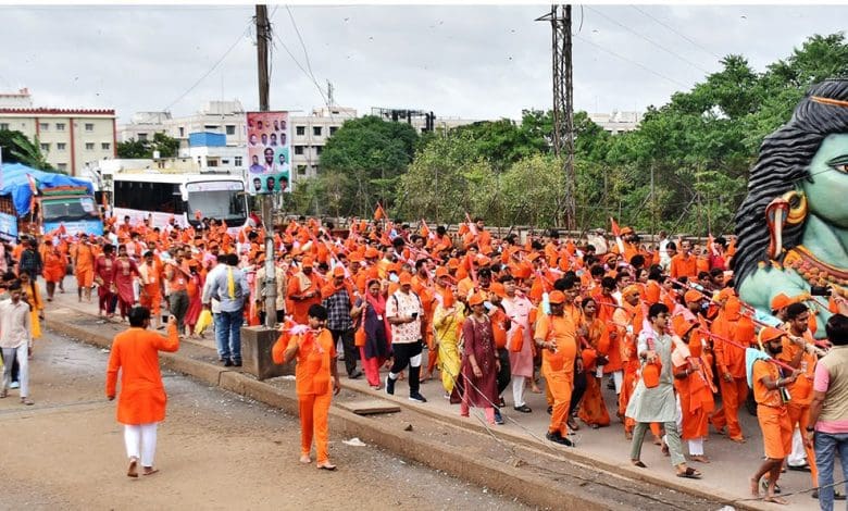 बोल बम के साथ काँवड़ यात्रा का उत्सवपूर्ण दृश्य