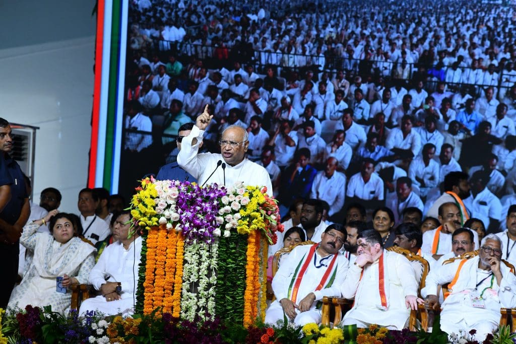 मल्लिकार्जुन खड़गे की गांधी भवन में सख्त चेतावनी