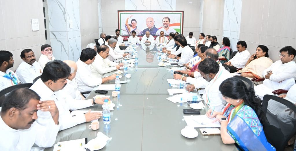 मल्लिकार्जुन खड़गे की गांधी भवन में सख्त चेतावनी