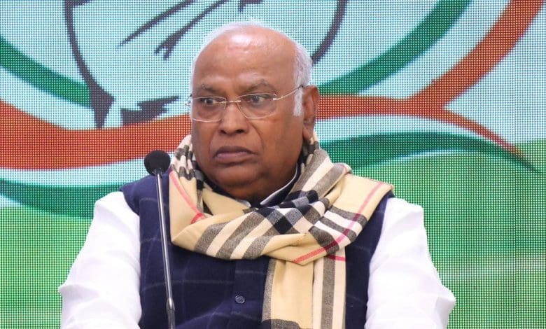 खड़गे की हैदराबाद यात्रा के दौरान कांग्रेस सरकार के खिलाफ पोस्टर