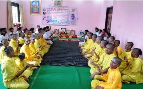 शुक्ल यजुर्वेद पारायण ब्रह्मोत्सव में वेदपाठ करते आचार्य