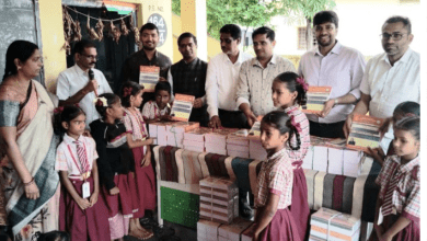 तेलंगाना में छात्रों को नोटबुक का मुफ्त वितरण