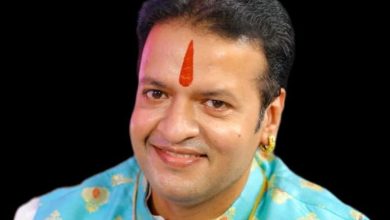 अतीत की नकारात्मकता को मिटाते हुए शांत व्यक्ति