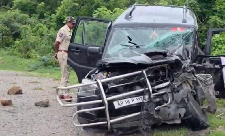 आंध्र प्रदेश के दो डीएसपी की सड़क हादसे में मौत