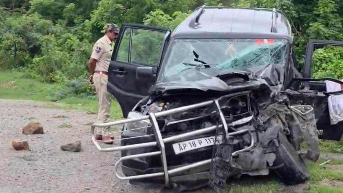 आंध्र प्रदेश के दो डीएसपी की सड़क हादसे में मौत