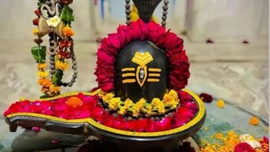 शिवलिंग पर भक्त चंदन अर्पित करता हुआ एक श्रद्धालु